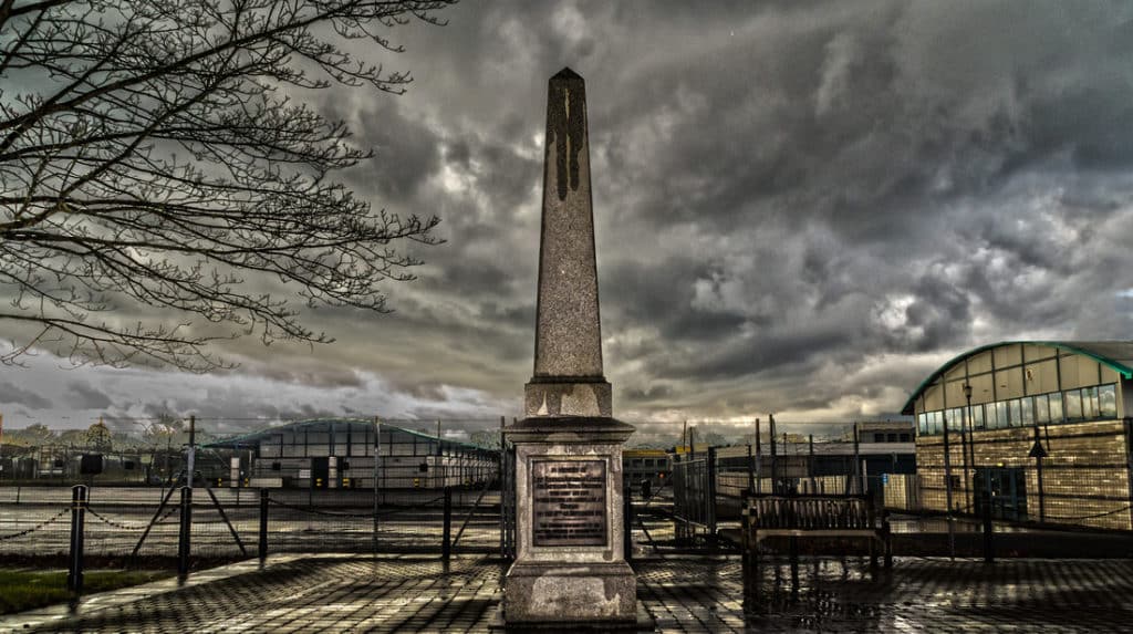 online photo gallery image of obelisk in park